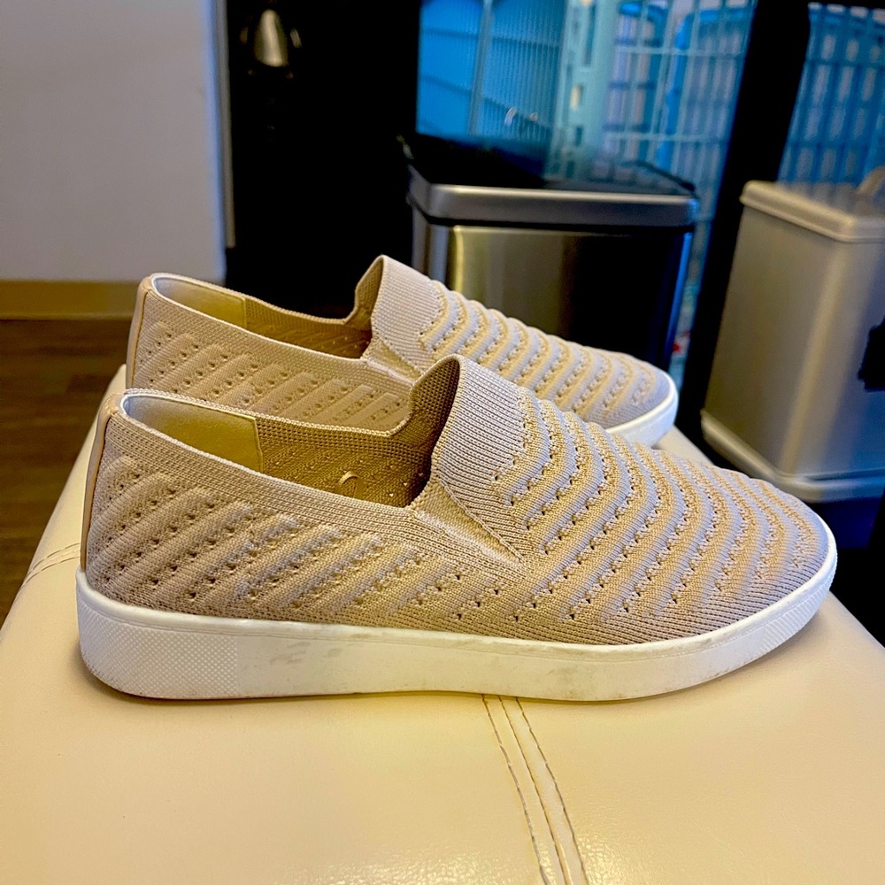 White Mountain Courage women’s slip on sneaker